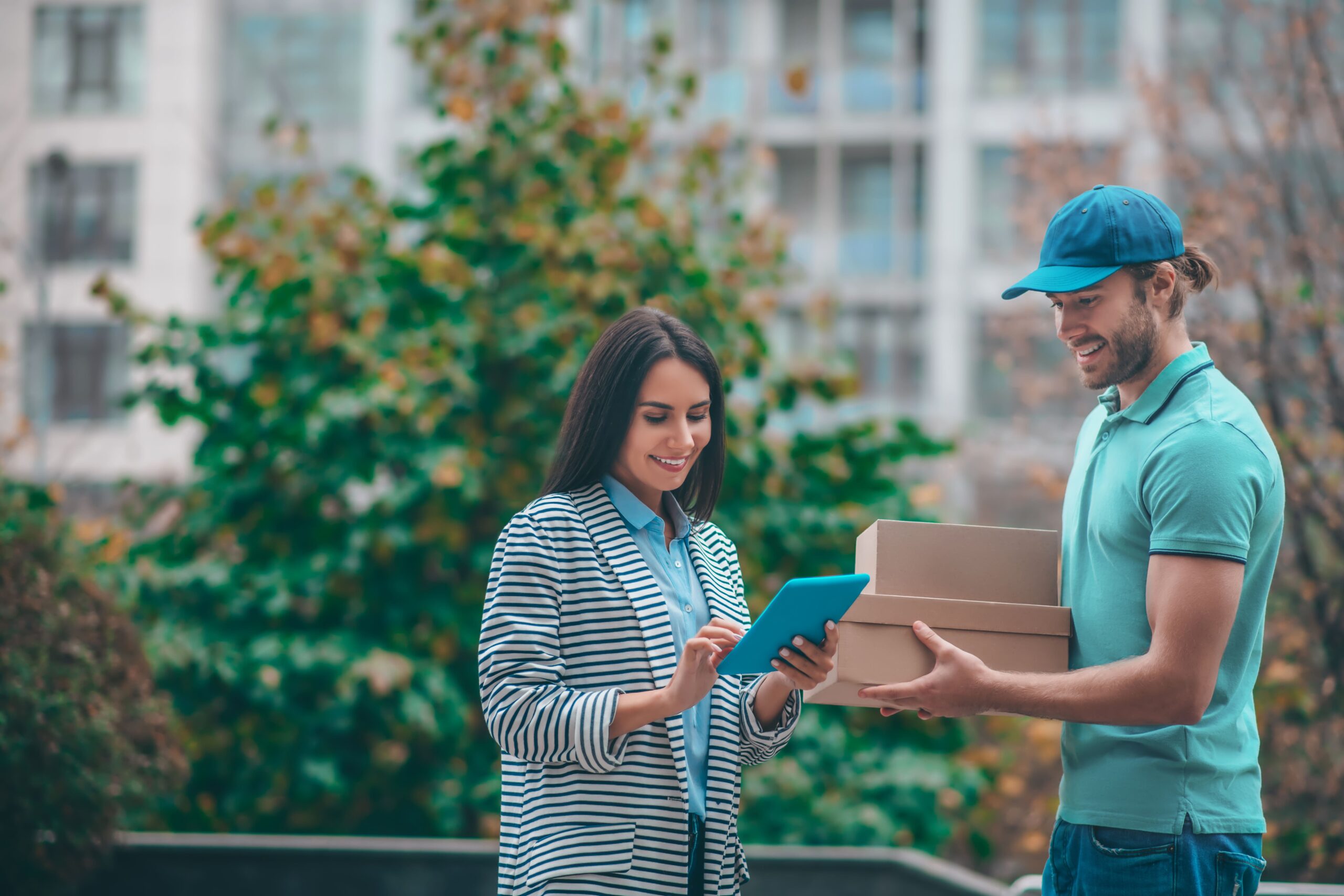 young-woman-meeting-delivery-man (1)